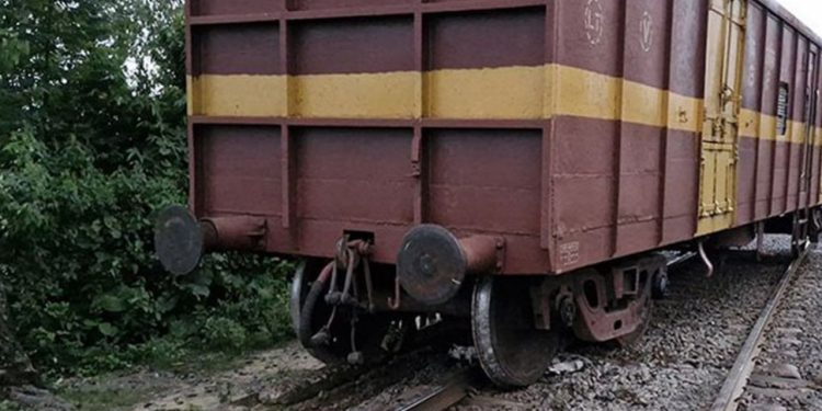 খুলনার সঙ্গে দেশের রেল যোগাযোগ সম্পূর্ণভাবে বিচ্ছিন্ন