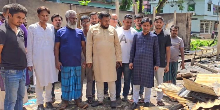 আগুনে পুড়ে যাওয়া ব্যবসা প্রতিষ্ঠান পরিদর্শনে গেলেন আকরামুল হাসান মিন্টু