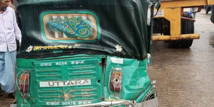 লরির ধাক্কায় শিশুকে হারালেন মা, কোল ছেড়ে সড়কে ছিটকে পড়ে মৃত্যু