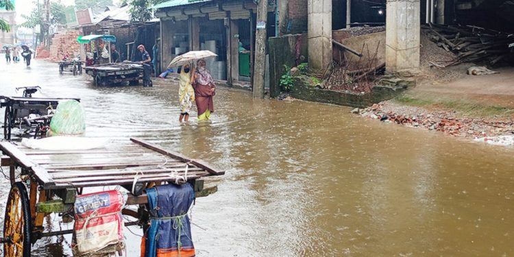 নোয়াখালীতে পানি নামছে, কিন্তু জনদুর্ভোগ বেড়েই চলেছে