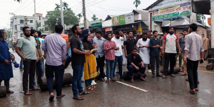 গোপালগঞ্জে এনসিপির ওপর হামলার ঘটনায় শেরপুরে বিক্ষোভ ও সড়ক অবরোধ