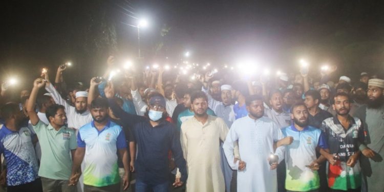 রহস্যজনক মৃত্যুর প্রতিবাদে ছাত্রশিবিরের টর্চ লাইট মিছিল ও বিচার দাবী