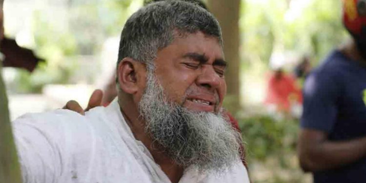 ক্যাম্পাস গেটে এখনও জমেছে নীরব চোখের জল