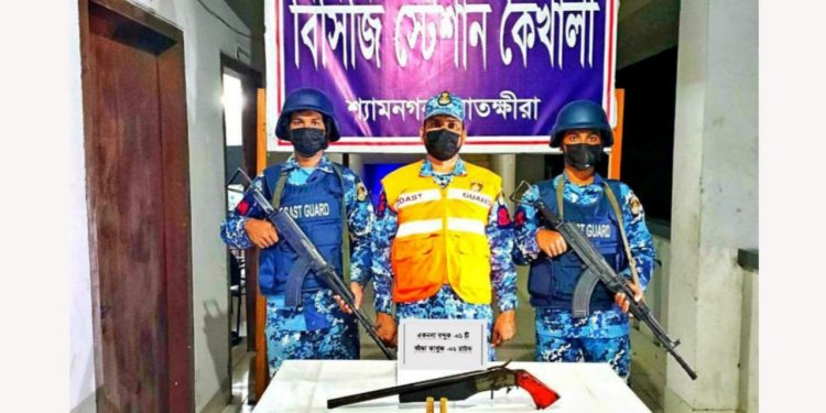সুন্দরবনে কোস্টগার্ডের তল্লাশিতে বন্দুক ও গুলি উদ্ধার