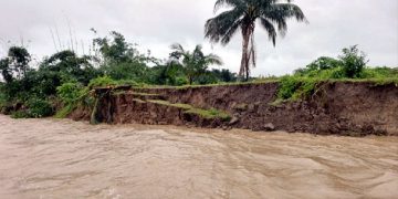তীব্র নদীভাঙনে বিপর্যস্ত নদীতীরের বাসিন্দারা