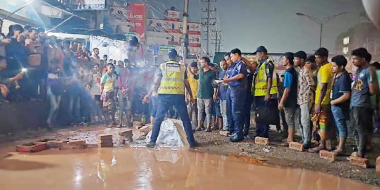 সাভারে উল্টো পথে চলা রিকশাকে লরি চাপা, নিহত ৩ জন