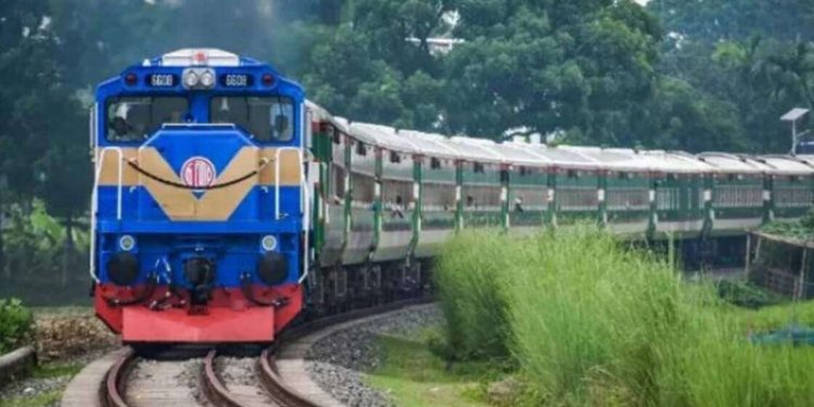 দুই ঘণ্টা পর ঢাকার সঙ্গে উত্তরবঙ্গের ট্রেন চলাচল পুনরায় শুরু