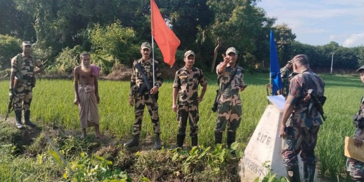 ৭ ঘণ্টা আটক রাখার পর বাংলাদেশিকে হস্তান্তর করল বিএসএফ