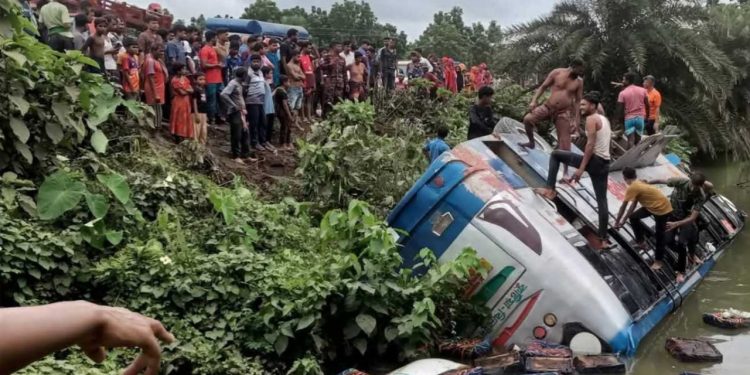 ওভারটেকের সময় নিয়ন্ত্রণ হারিয়ে বাস পুকুরে উল্টে, আহত ১০ জন