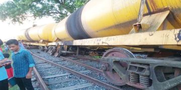 রাজশাহীতে তেলবাহী ৫ ওয়াগন লাইনচ্যুত, বন্ধ রেল যোগাযোগ চাঁপাইনবাবগঞ্জের সঙ্গে