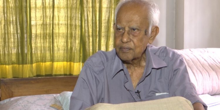 ভাষাসৈনিক আহমদ রফিককে নেওয়া হলো হাসপাতালে