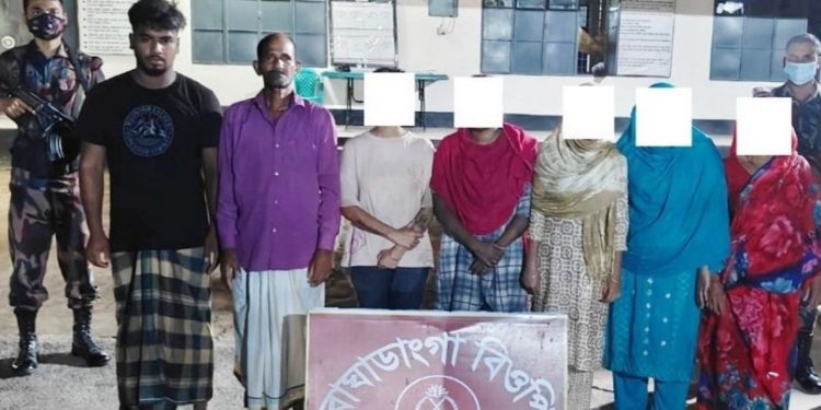 মহেশপুর সীমান্তে অবৈধভাবে ভারতে ঢোকার সময় ৮ বাংলাদেশি ধরা পড়ল