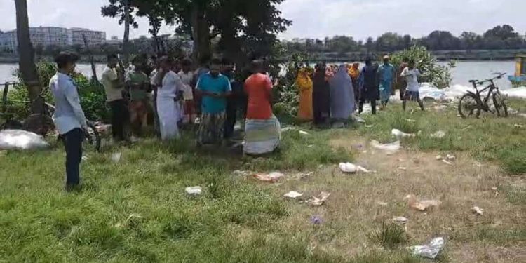 শীতলক্ষ্যায় মাথাবিহীন লাশ ভেসে উঠলে দেখতে ছুটে আসে লোকজন