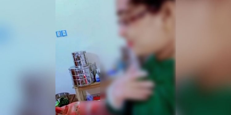 মুমূর্ষু রোগীর শয্যার পাশে দাঁড়িয়ে টিকটক বানালেন নার্স!