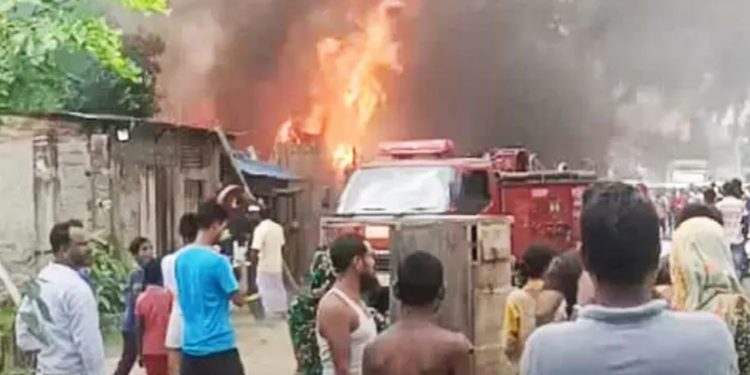 নারায়ণগঞ্জের বন্দরের তুলার গুদামে অগ্নিকাণ্ড