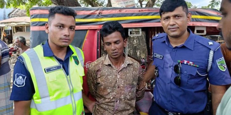 ঝিনাইদহে ইজিবাইকসহ ছিনতাইকারীকে ধরল হাইওয়ে পুলিশ