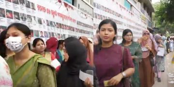 ডাকসু নির্বাচন চলছে, কেন্দ্রে ভোটারদের দীর্ঘ সারি
