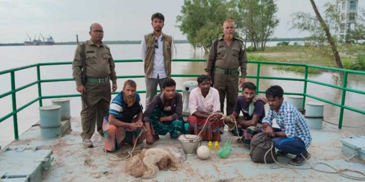 সুন্দরবনে দুটি নৌকা ও বিষসহ ৫ জেলে গ্রেপ্তার