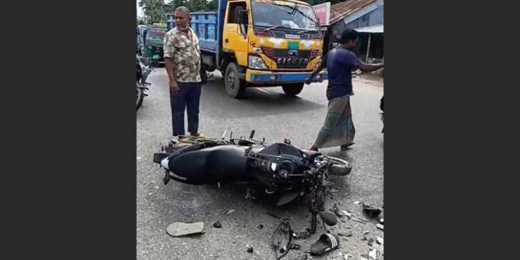 নোয়াখালীতে ট্রাক দুর্ঘটনায় দুই তরুণের মৃত্যু