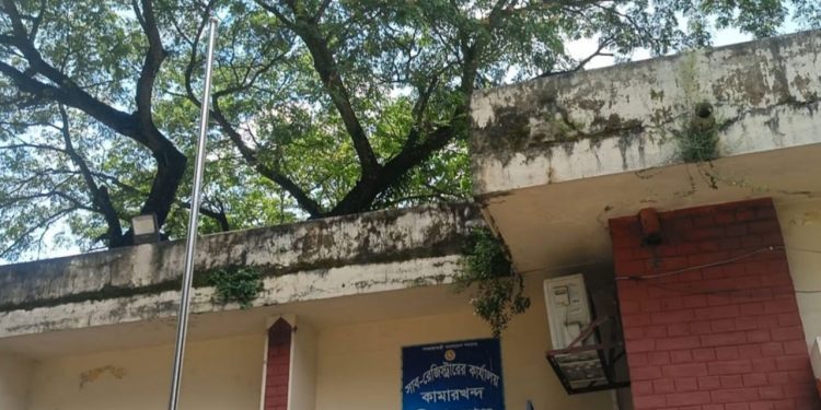 সাব-রেজিস্ট্রার অফিসে জাতীয় পতাকা ছাড়া চলছে কার্যক্রম