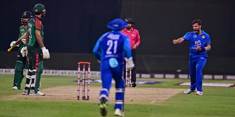 মাত্র ৬৫ রানে ৪ উইকেট হারিয়ে বিপাকে বাংলাদেশ