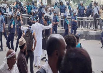 এমপিওভুক্ত শিক্ষকদের অবস্থান কর্মসূচি ঘিরে শিক্ষক ও পুলিশ মধ্যে ধাওয়া-পাল্টা ধাওয়া