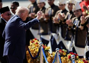 মালয়েশিয়ায় পা রেখেই নাচলেন প্রেসিডেন্ট ট্রাম্প