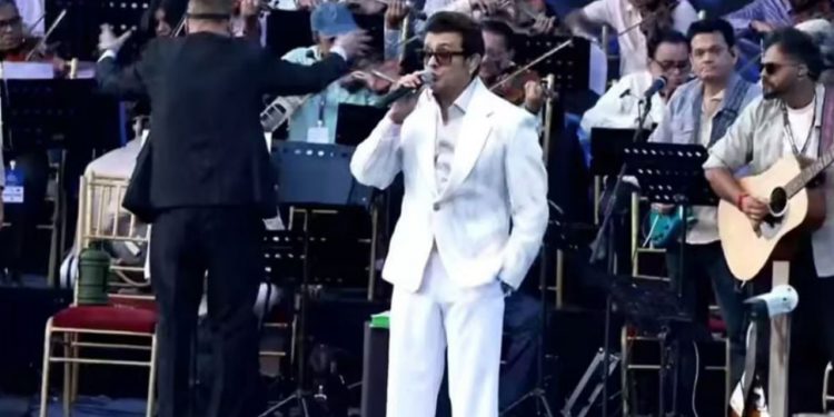 আজানের প্রতি সম্মান দেখিয়ে কনসার্ট বন্ধ করলেন সনু নিগম