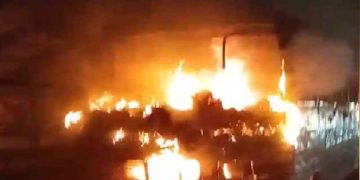 মধ্যরাতে স্কুল বাসে আগুন দিয়েছে দুর্বৃত্তরা