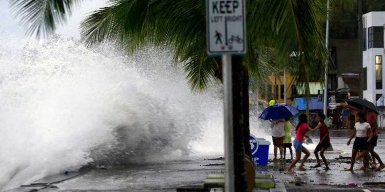 টাইফুনের আঘাতে বিপর্যস্ত এলাকা, ঘোষণা জরুরি অবস্থা