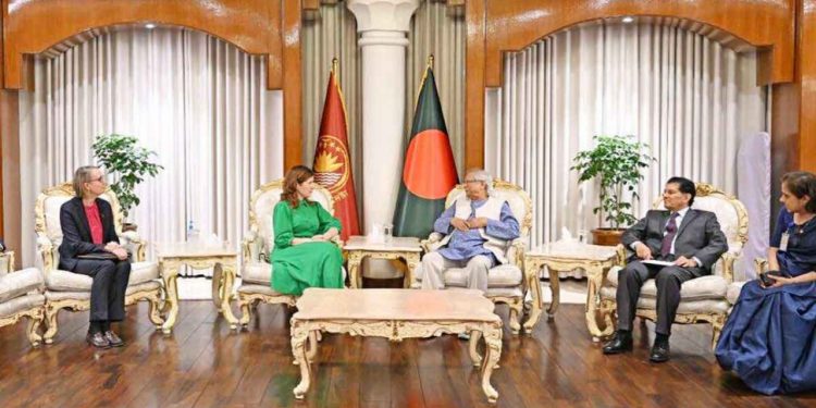 কার্যক্রম বন্ধ থাকায় নির্বাচনের মাঠের বাইরে আওয়ামী লীগ: প্রধান উপদেষ্টার ঘোষণা