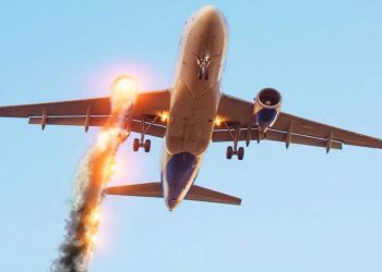 অবতরণের সময় রানওয়ে থেকে ছিটকে আগুন ধরে বিমান, এরপর…