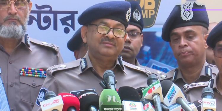 আমার কর্মকর্তাদের সঙ্গে অশোভন আচরণ করবেন না  অনুরোধ করছি: ডিএমপি কমিশনার