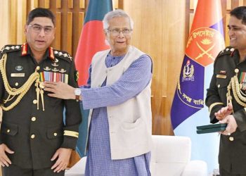 প্রধান উপদেষ্টার হাতে ‘সেনাবাহিনী পদক’ পেলেন সেনাপ্রধান