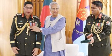 প্রধান উপদেষ্টার হাতে ‘সেনাবাহিনী পদক’ পেলেন সেনাপ্রধান