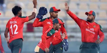 ইনিংসের প্রথম বলেই পাকিস্তান হারালো উইকেট