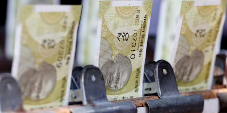 রেকর্ড দুর্বলতায় পৌঁছেছে ভারতীয় রুপি