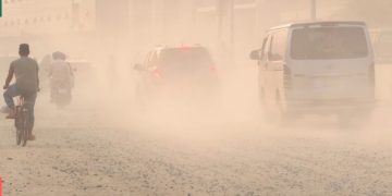 দূষিত বাতাসে দেশের তালিকার প্রথমে ঢাকা