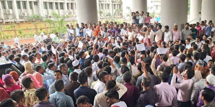 পে-স্কেলে ন্যূনতম বেতন ৩৫ হাজার টাকায় নির্ধারণের দাবি উঠেছে