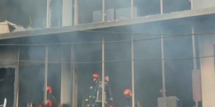 প্রথম আলোর কার্যালয়ে আগুন নিয়ন্ত্রণে গিয়ে দুই ফায়ার সার্ভিস সদস্য বিদ্যুৎস্পৃষ্ট