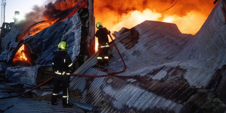 ইউক্রেনের বন্দর এলাকায় মিসাইল হামলায় প্রাণ গেল ৭ জনের