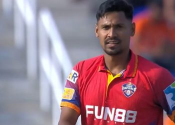 ফিজের দুর্দান্ত ৪–৩ বোলিংয়ে জয়ের পথে দল