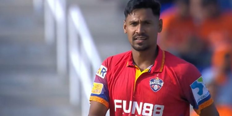 ফিজের দুর্দান্ত ৪–৩ বোলিংয়ে জয়ের পথে দল