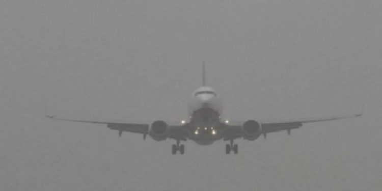 ঘন কুয়াশায় ঢাকায় অবতরণ করতে না পেরে চার ফ্লাইট কলকাতায় নামল