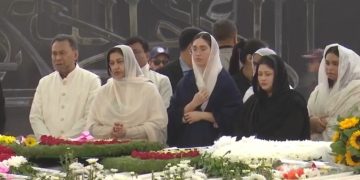 জাইমা রহমান দাদির কবর জিয়ারত করে শ্রদ্ধা নিবেদন