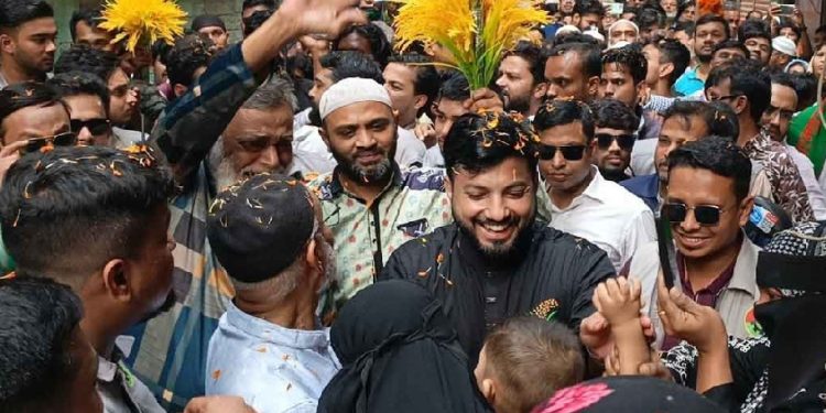 বিএনপি’র প্রার্থী ইশরাক হোসেনকে সমর্থন জানিয়ে নির্বাচন থেকে সরে দাঁড়ালেন গণ অধিকার পরিষদ প্রার্থী