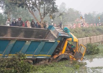 ভোরে সড়কে ঝড়লো ৫ প্রাণ