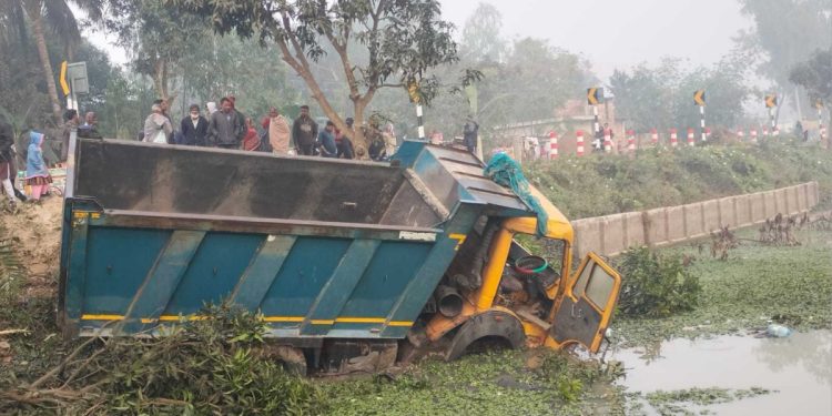 ভোরে সড়কে ঝড়লো ৫ প্রাণ