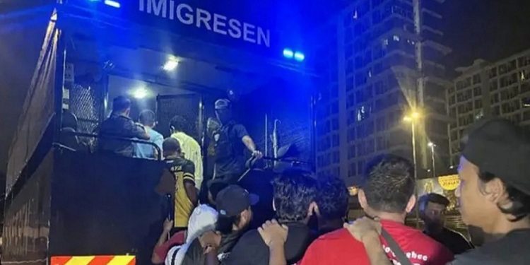 চরম আতঙ্কে প্রবাসীরা মালয়েশিয়ায় বাংলাদেশিসহ ১৫০ অভিবাসী আটক