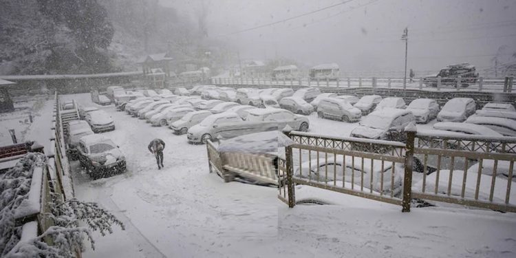 ভারতের হিমাচল বিপর্যস্ত ৬৮৩ রাস্তা বন্ধ